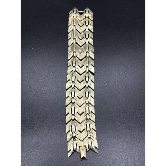 Vintage Lisner Wide Chevron Link Bracelet Beautiful Brushed & Smooth Gold Tone - Picture 4 of 9